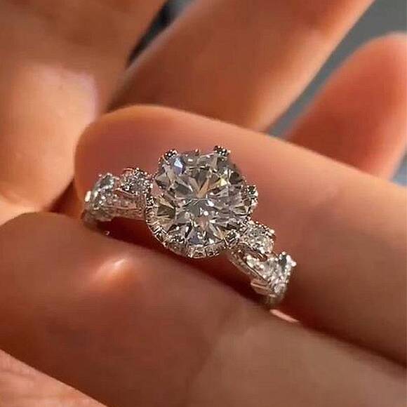 Moissanite engagement ring - Picture 1 of 4